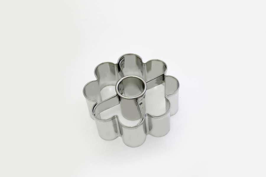 Serrated cookie cutters flower shaped Calder